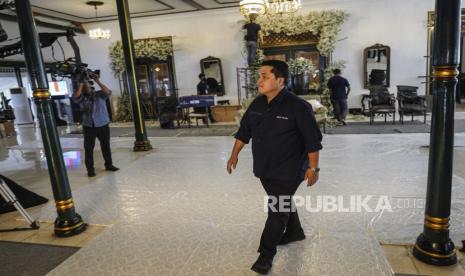 Menteri Badan Usaha Milik Negara (BUMN) Erick Thohir meninjau lokasi akad nikah Kaesang Pangarep dan Erina Gudono di Pendopo Agung Royal Ambarrukmo, Yogyakarta, Jawa Tengah, Jumat (9/12/2022). Akad nikah putra bungsu Presiden Joko Widodo, Kaesang Pangarep akan berlangsung pada Sabtu (10/12/2022). 