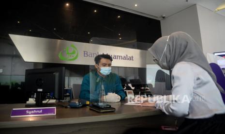 Karyawan melayani nasabah di kantor pusat Bank Muamalat, Jakarta (ilustrasi). PT Bank Muamalat Indonesia Tbk menyalurkan pembiayaan kepada PT Industri Kereta Api atau PT INKA (Persero) senilai Rp 150 miliar.