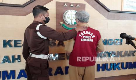 Kejati DIY menetapkan Kadispertaru DIY, Krido Supriyatno sebagai tersangka baru dalam kasus mafia tanah kas desa (TKD) di Kantor Kejati DIY, Kota Yogyakarta, Senin (17/7/2023).