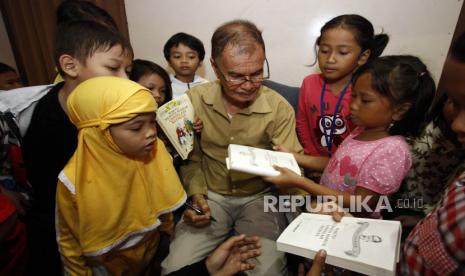 Lomba Kreativitas Arsip NasionalWartawan Senior Republika Alwi Shahab (tengah) memberikan dongeng kepada peserta lomba kreativitas di gedung Arsip Nasional, Jakarta Selatan, Sabtu (9/3). Lomba yang diselengarakan oleh Arsip Nasional Republik Indonesia (ANRI) ini untuk  meningkatkan Apresiasi anak-anak terhadap arsip merupakan cerminan nilai budaya yang luhur terhadap nilai-nilai kesejarahan.  