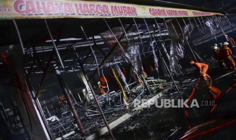 Petugas berusaha memadamkan api yang membakar Pasar Swalayan di kawasan CIlandak, Jakarta Selatan, Selasa (21/9/2021). Sebanyak 15 unit mobil pemadam kebakaran memadamkan api pada kebakaran pasar swalayan yang terjadi sekitar pukul 19.30 WIB. 