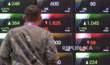 Pekerja berada di dekat layar pergerakan Indeks Harga Saham Gabungan (IHSG).