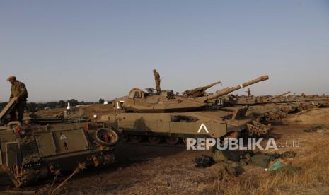 Tentara Israel dari Korps Lapis Baja di tank Merkava mereka, terlihat di sebuah tempat berkumpul di Dataran Tinggi Golan, 28 Juli 2020.