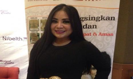 Penyanyi dangdut, Anisa Bahar.