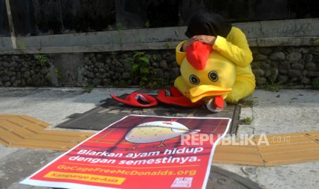 Aktivis dari Animal Friends Jogja (AFJ) menggelar aksi di depan Mc Donalds Jalan Sudirman, Yogyakarta, Kamis (10/3/2022). Dalam aksinya AFJ bersama Act for Farmed Animals ini menentang Mc Donalds atas penggunaan telur dari peternak yang menggunakan kandang baterai. Aksi ini serentak dilakukan di Jakarta, Bali, dan Yogyakarta.