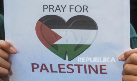 Siswa SD Al Firdaus Solo memegang poster saat shalat ghaib dan doa bersama untuk warga Palestina yang tewas dalam konflik dengan Israel di Solo, Jawa Tengah, Jumat (13/10/2023). Kegiatan itu untuk memupuk solidaritas sesama umat muslim sekaligus sebagai edukasi bagi siswa bahwa penjajahan di atas dunia harus dihapuskan karena tidak sesuai dengan perikemanusaaan yang dijunjung Bangsa Indonesia.  