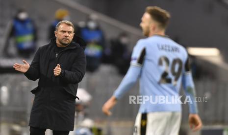 Pelatih Bayern Muenchen, Hansi Flick (kiri) sepanjang pertandingan melawan Lazio di babak 16 besar Liga Champions, Kamis (18/3) dini hari WIB.