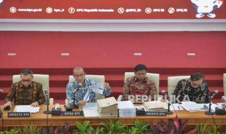 Ketua KPU Hasyim Asyari (dua kiri) bersama Anggota KPU memimpin rapat pleno terbuka rekapitulasi hasil penghitungan perolehan suara tingkat nasional Pemilu serentak 2024 di Gedung KPU, Jakarta, Selasa (19/3/2024). Pada hari ke-21, KPU melanjutkan  rapat pleno rekapitulasi suara Pemilu 2024 tingkat nasional untuk empat provinsi terakhir yakni Jawa Barat, Maluku, Papua dan Papua Pegunungan. Sebelumnya KPU telah merampungkan rekapitulasi nasional untuk 34 provinsi dari total 38 provinsi seluruh Indonesia.