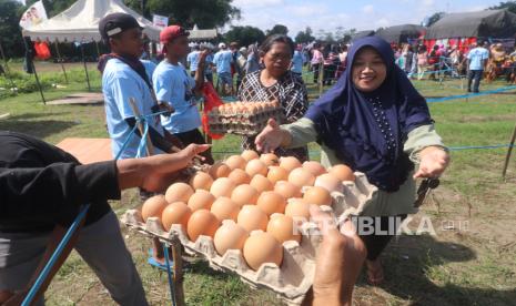 Warga menerima telur saat pembagian telur dan ayam gratis di Desa Deyeng, Kediri, Jawa Timur, Kamis (8/2/2024). Pembagian 6 ton telur dan 2 ribu ekor ayam oleh komunitas peternak ayam petelur tradisional dan supplier dari Kediri dan Blitar tersebut guna menggalang dukungan untuk kemenangan calon presiden nomor urut 2 Prabowo-Gibran pada Pemilu 2024 sekaligus menyalurkan aspirasi terkait solusi rendahnya harga jual telur dan daging ayam. 