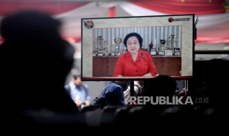 Ketua Umum PDI Perjuangan Megawati Soekarnoputri memberikan sambutan secara virtual ketika acara demo memasak tanpa minyak goreng di Sekolah Partai PDIP, Jakarta, Senin (28/3/2022). Kegiatan demo masak ini digelar untuk menunjukkan betapa Indonesia adalah negara kaya pangan, dan banyak cara untuk mengolah bahan pangan menjadi masakan-masakan yang lezat dan bergizi.Prayogi/Republika. 