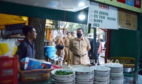 Sekretaris Daerah (Sekda) Kota Bandung Ema Sumarna meninjau kawasan Kuliner Halal Aman dan Sehat (KHAS) PKL Taman Valknet, Kota Bandung, Senin (12/12). Zona kuliner halal, aman, dan sehat diharapkan memberikan rasa amam kepada konsumen serta dapat menjadi destinasi wisata, dan dapat meningkatkan roda ekonomi pedagang kaki lima (PKL).