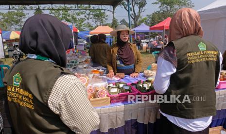 Petugas penyuluh dan pendamping proses produk halal menyampaikan sosialisasi kepada produsen makanan di arena Gelar produk UMKM Badran Fest di lapangan Badran, Kranggan, Temanggung, Jawa Tengah, Jumat (16/6/2023). Penyuluh dan pendamping proses produk halal bertugas untuk mendampingi pelaku usaha guna memastikan bahan yang digunakan dalam produksi makanan dan minuman menggunakan bahan halal serta membantu mengurus sertifikat halal melalui jalur self declair atau pernyataan status halal produk oleh pelaku usaha sendiri.