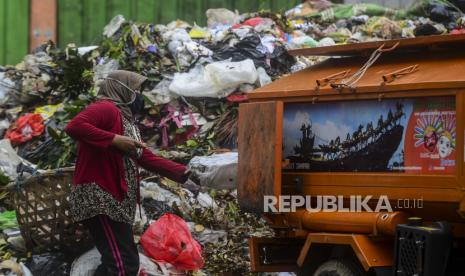 Pemulung saat memilah sampah yang masih bernilai di tempat pembuangan sampah sementara di kawasan Kalibata, Jakarta, Sabtu (17/4). Menurut Petugas Dinas Lingkungan Hidup setempat volume sampah pada bulan Ramadhan 1442 Hijriah meningkat sebesar 20 persen dibandingkan hari biasa. Republika/Putra M. Akbar