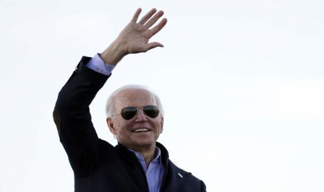  Presiden terpilih Joe Biden datang untuk berbicara di Atlanta, Senin, 4 Januari 2021, saat ia berkampanye untuk calon Senat Raphael Warnock dan Jon Ossoff.