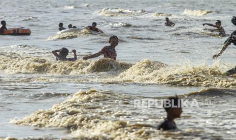 Sejumlah wisatawan berenang di Pantai Tanjung Pakis, Pakisjaya, Karawang, Jawa Barat (ilustrasi). DPRD Kabupaten Karawang, Jawa Barat, mendorong agar objek wisata yang tersebar di sejumlah desa sekitar Karawang bisa dikelola oleh pemerintah desa setempat.