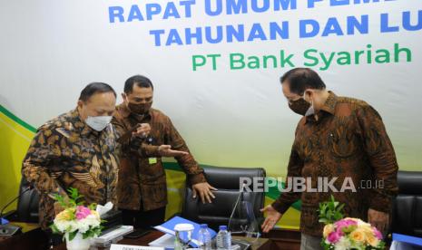 RUPSLB Syariah Bukopin. Komisaris Bank Syariah Bukopin (BSB) Deedy SA, Direktur Utama BSB Dery Januar, Komisaris Utama Independen BSB  Mustafa Abubakar (dari kiri) memasuki ruangan usai Rapat Umum Pemegang Saham Tahunan dan Luar Biasa tahun buku 2020 di Jakarta, Rabu (30/6).  RUPSLB diantaranya memutuskan pergantian nama dan logo menjadi Bank KB Bukopin Syariah dan mengangkat Deedy SA menjadi Komisaris menggantikan Rudi Bachtiar. Foto: Tahta Aidilla/Republika