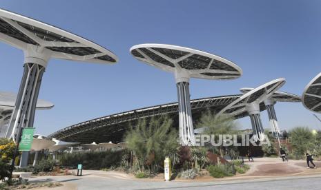  FILE - Dalam arsip foto Sabtu, 16 Januari 2021 ini, para jurnalis tiba untuk mengunjungi Terra, The Sustainability Pavilion, selama tur media di situs Dubai World Expo di Dubai, Uni Emirat Arab, Sabtu, 16 Januari 2021. Ditunda setahun selama pandemi coronavirus, Dubai Expo 2020 dibuka Jumat ini. Ini akan menempatkan negara-kota ini pada taruhan miliaran dolar bahwa pameran dunia akan meningkatkan ekonominya.