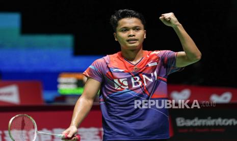 Tunggal putra Indonesia Anthony Sinisuka Ginting dan Jonatan Christie siap beradu mental ketika keduanya saling berhadapan pada laga pembuka Grup B BWF World Tour Finals 2022 di Nimibutr Arena, Bangkok, Thailand, Rabu (7/12/2022).