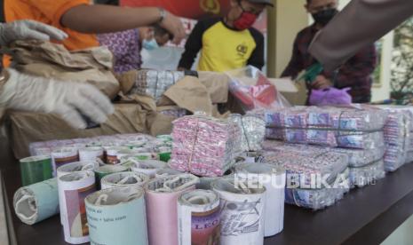 Petugas menunjukan petasan berbagai jenis hasil operasi awal bulan Ramadhan 1442 H di Kabupaten Banyumas saat gelar perkara di Polresta Banyumas, Jawa Tengah, Kamis (22/4/2021). Polresta Banyumas menyita ratusan ribu petasan berbagai jenis yang dipasok dari wilayah Jawa Barat dan dijual secara eceran di wilayah Kabupaten Banyumas. 