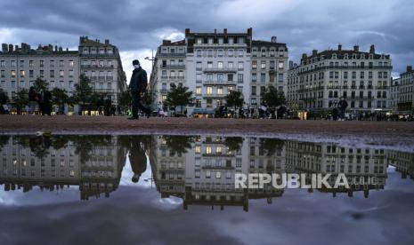  Seorang pria bertopeng berjalan di jalan di pusat kota Lyon, Prancis tengah, Rabu, 28 Oktober 2020. Prancis bersiap untuk kemungkinan penguncian baru saat presiden mempersiapkan pidato yang disiarkan televisi pada hari Rabu yang bertujuan untuk menghentikan gelombang pasang yang cepat. pasien virus yang memenuhi rumah sakit Prancis dan jumlah kematian harian yang terus meningkat. Pasar Prancis dibuka lebih rendah di tengah ekspektasi bahwa Presiden Emmanuel Macron akan mengumumkan semacam penguncian pada Rabu.