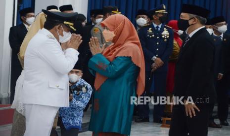 Siti Muntamah Oded istri mendiang Wali Kota Bandung Oded M Danial yang wafat tahun lalu, mengucapkan selamat kepada Yana Mulyana yang baru dilantik sebagai Wali Kota Bandung sisa masa bakti 2018-2023 oleh Gubernur Jawa Barat, di Aula Barat, Gedung Sate, Kota Bandung, Senin (18/4). Gubernur Jawa Barat berharap Yana bisa memaksimalkan kinerjanya melayani warga dengan sepenuh hati, selalu menjaga integritas serta terus menjaga misi visi Kota Bandung yang telah dibuat bersama wali Kota Bandung sebelumnya mendiang Oded M Danial yang telah wafat tahun lalu.