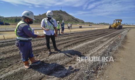 Petugas mengecek material lapisan pondasi atas saat dilakukan percobaan pemadatan lintasan Mandalika International Street Circuit (Sirkuit Mandalika) di KEK Mandalika, Praya, Lombok Tengah, NTB, Rabu (12/8/2020). Guna mempercepat penyelesaian pembangunan sirkuit Mandalika, Indonesia Tourism Development Corporation (ITDC) telah menandatangani Perjanjian Kerja Sama (PKS) dengan PT PP (Persero) Tbk senilai Rp900 miliar dan menandatangani Termsheet Fasilitas Sindikasi Perbankan yang melibatkan anggota HIMBARA yaitu Bank Mandiri, BNI, BRI dan BTN.