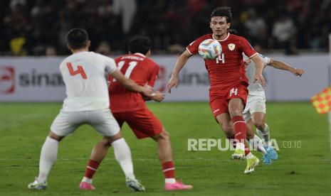 Pemain Timnas Indonesia Nathan Noel berebut bola dengan pemain Vietnam dalam pertandingan Kualifikasi Piala Dunia 2026 di Stadion Gelora Bung Karno, Senayan, Jakarta, Kamis (21/3/2024). Pada pertandingan itu Indonesia menang dengan skor 1-0. Gol timnas Indonesia lahir dari kaki Egy Maulana Vikri di menit ke-52.