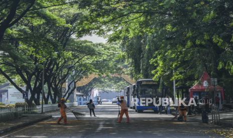 Pengunjung TMII Hari Pertama Buka Mayoritas Pesepeda. Warga beraktivitas di Taman Mini Indonesia Indah (TMII), Jakarta, Jumat (20/8/2021). Taman Mini Indonesia Indah (TMII) sudah kembali dizinkan beroperasi, namun, aktivitas yang diperbolehkan hanya aktivitas olahraga outdoor dengan syarat pengunjung harus sudah divaksinasi dengan menunjukkan bukti sudah vaksinasi (minimal dosis pertama). 