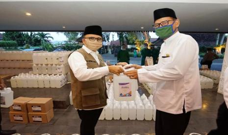 Sambut New Normal di Banyuwangi, Pelayanan Publik Dibagikan Antiseptik