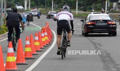 Direktur Lalu Lintas Polda Metro Jaya Kombes Sambodo Purnomo Yogo mengatakan pemberlakuan aturan tilang bagi pesepeda yang keluar dari jalur khusus tidak perlu menunggu peraturan gubernur (pergub). (Foto ilustrasi pesepeda melintas di luar jalur sepeda)