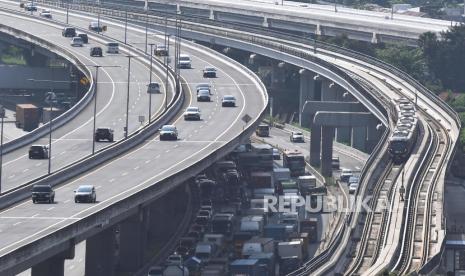 Sejumlah kendaraan melintas di Jalan Layang Mohamed Bin Zayed (MBZ) dan Tol Jakarta-Cikampek di Bekasi, Jawa Barat, Selasa (20/2/2024).