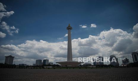 [Ilustrasi] Suasana langit biru di Jakarta terlihat di menara Perpustakaan Nasional, Jakarta, pada 2 Desember 2020. 