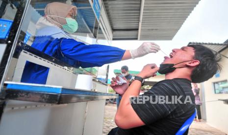 Warga menjalani tes usap polymerase chain reaction (PCR) COVID-19 di Rumah Sakit Baiturrahim, Jambi, Selasa (26/10/2021). Presiden Joko Widodo meminta agar harga tes usap PCR turun menjadi Rp300 ribu dengan masa berlaku 3x24 jam untuk penumpang pesawat udara. 