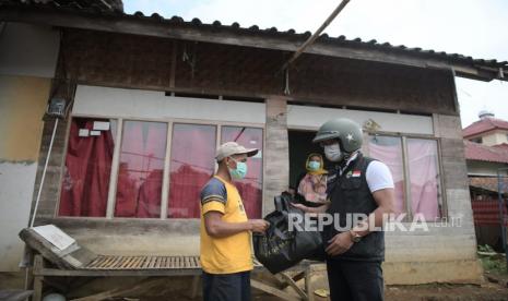 Gubernur Jawa Barat (Jabar) Ridwan Kamil saat menyalurkan bantuan berupa sembako kepada masyarakat terdampak Pemberlakukan Pembatasan Kegiatan Masyarakat (PPKM) Level 4 di Kabupaten Cianjur dan Bogor, Sabtu (24/7). Bantuan tersebut diperuntukkan bagi masyarakat yang terdampak Pemberlakuan Pembatasan Kegiatan Masyarakat (PPKM) level 4, akan tetapi tidak masuk dalam data penerima bantuan sosial (bansos) dari pemerintah pusat.