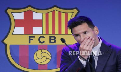 Penyerang Argentina Lionel Messi menjadi emosional saat konferensi pers untuk menjelaskan versinya tentang alasan kepergiannya dari Barcelona FC di Barcelona, Spanyol, 8 Agustus 2021.