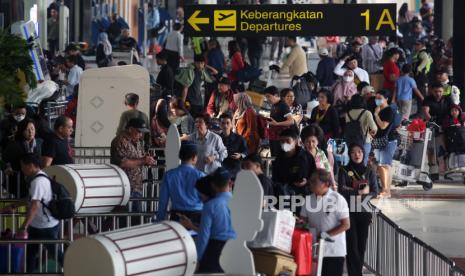 Petugas memeriksa tiket calon penumpang di Bandara Internasional Soekarno-Hatta (ilustrasi). Polisi menyiagakan ambulans darurat untuk mengawal mudik 2025.