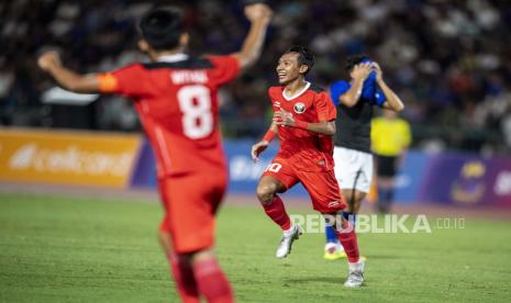 Pesepak bola Timnas Indonesia U-22 Beckham Putra N (kedua kanan) merayakan gol ke gawang Timnas Kamboja saat pertandingan Grup A Sepak Bola SEA Games 2023 di National Olympic Stadium, Phnom Penh, Kamboja, Rabu (10/5/2023). Indonesia mengalahkan Kamboja dengan skor 2-1 dan lolos ke babak semifinal sebagai juara Grup A.