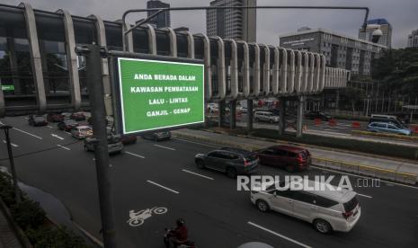 Sejumlah kendaraan melintas di Kawasan Sudirman, Jakarta, Selasa (10/11). Gubernur DKI Jakarta Anies Baswedan mengatakan, peningkatan kasus positif Covid-19 di Ibu Kota terjadi setelah diterapkannya kebijakan cuti bersama dan libur panjang akhir Oktober lalu. Kasus positif kebanyakan disumbang klaster keluarga.