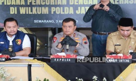 Kapolda Jawa Tengah, Irjen Pol Achmad Luthfi menyampaikan keterangan pada saat konferensi pers tentang pengungkapan kasus perampokan bersenjata api, yang terjadi di Dusun Pondokwungu, Desa Kaliwungu, Kecamatan Kedungreja, Kabupaten Cilacap, Jawa Tengah, Senin (3/4)