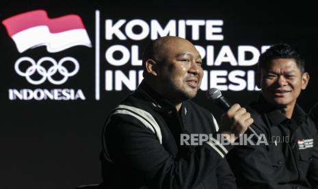 Desainer Didit Hediprasetyo (kiri) bersama Ketum Komite Olimpiade Indonesia (KOI) Raja Sapta Oktohari (kanan) menyampaikan keterangan pers pada pameran fotografi dalam rangka Reveal Jersey Merah Putih di Hotel Dharmawangsa, Jakarta, Kamis (4/7/2024). Pada pameran tersebut ditampilkan dua set jersey yang dikenakan oleh tim Indonesia yang akan bertanding pada ajang Olimpiade 2024 karya desainer Indonesia, Didit Hediprasetyo. 