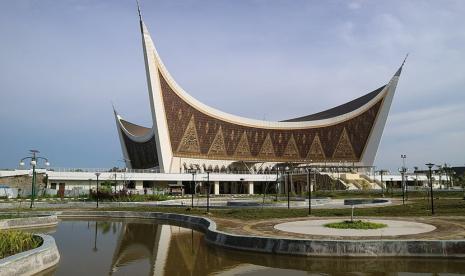 Masjid Raya Sumatra Barat, Berciri Khas Minang