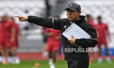 Pelatih Shin Tae-yong memberikan arahan kepada para pesepak bola Timnas Indonesia dalam sesi latihan resmi jelang pertandingan grup A Piala AFF 2022 di Stadion Utama gelora Bung Karno (SUGBK), Jakarta, Kamis (22/12/2022). Pelatih Shin Tae-yong optimistis Timnas Indonesia dapat mengalahkan Timnas Kamboja dalam pertandingan yang akan berlangsung Jumat (23/12). 