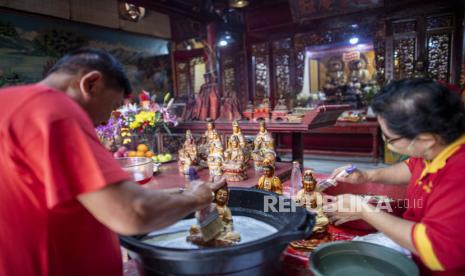 Warga keturunan Tionghoa membersihkan patung atau rupang dewa dan dewi di Klenteng Tri Dharma Chandra Nadi (Soei Goeat Kiang) Palembang, Sumatera Selatan, Rabu (26/1/2021). Tradisi tersebut dilakukan setiap tahun untuk menyambut perayaan Tahun Baru Imlek 2573 yang jatuh pada Jumat 1 Februari mendatang. 