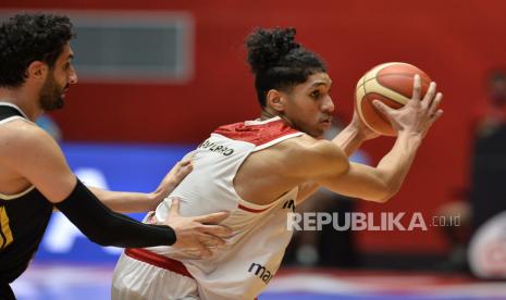 Pebasket timnas Indonesia Derrick Michael Xzavierro (kanan) saat melawan Yordania pada pertandingan FIBA Asia Cup 2022 di Istora Senayan, Selasa (12/7/2022). Pada pertandingan itu Indonesia kalah dengan skor 65-74.