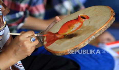 Seorang peserta melukis di lempengan kayu saat mengikuti kegiatan bertajuk Belajar Melukis Bersama di Museum Kalbar di Pontianak, Kalimantan Barat, Jumat (10/7/2020). Kegiatan yang digelar Museum Kalbar dengan melibatkan para seniman dan perupa dari Kota Khatulistiwa tersebut guna menarik minat masyarakat untuk kembali mengunjungi museum di masa normal baru. ANTARA FOTO/Jessica Helena Wuysang/wsj.