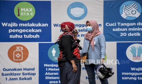 Pengunjung beraktivitas di area Bandung Indah Plaza, Jalan Merdeka, Kota Bandung, Jumat (8/1). Pusat perbelanjaan menjadi salah satu sektor yang akan dilakukan Pemberlakuan Pembatasan Kegiatan Masyarakat (PPKM) pada 11 hingga 25 Januari dengan mengurangi jam operasional hanya sampai pukul 19.00 WIB guna mengantisipasi lonjakan kasus Covid-19. Foto: Abdan Syakura/Republika