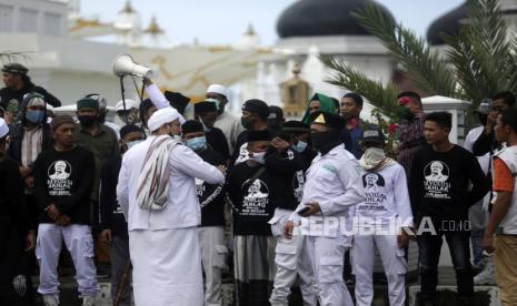 Sejumlah Ormas Desak Usut Tuntas Tewasnya Anggota FPI. Anggota Front Pembela Islam (FPI) mengadakan unjuk rasa untuk memprotes penembakan anggota mereka oleh polisi di Banda Aceh, Indonesia, 08 Desember 2020. Enam tersangka pendukung ulama Indonesia Rizieq Shihab, pemimpin Front Pembela Islam , ditembak dan dibunuh dalam bentrokan dengan petugas polisi pada 07 Desember. 2020.