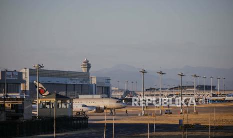 Sebuah pesawat penumpang mendarat di Bandara Internasional Ibukota Beijing di Beijing, China, beberapa waktu lalu.