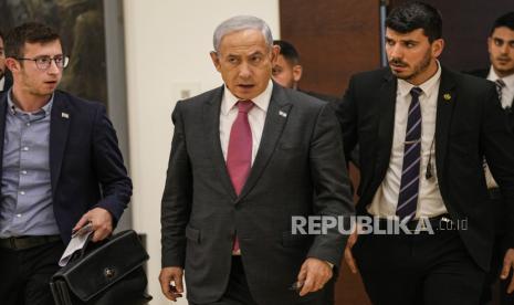 Perdana Menteri Israel Benjamin Netanyahu berjalan di Knesset, parlemen Israel, di Yerusalem, Rabu (15/3/2023). Mantan perdana menteri Israel Ehud Olmert meminta para pemimpin dunia untuk memboikot Perdana Menteri Benjamin Netanyahu karena mendorong perombakan yudisial.