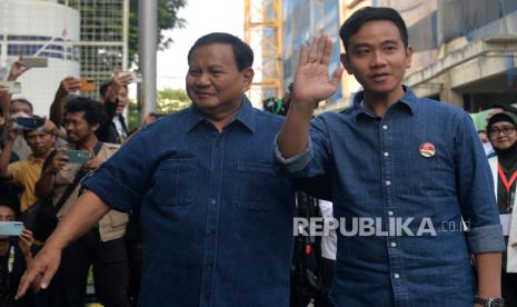 Pasangan Bakal Calon Presiden dan Wakil Presdien Prabowo Subianto dan Gibran Rakabuming Raka menyapa saat tiba untuk menjalani pemeriksaan kesehatan di RSPAD Gatot Soebroto, Jakarta, Kamis (26/10/2023). Pasangan Prabowo-Gibran tersebut mejalani pemeriksaan kesehatan sebagai syarat pendaftaran dalam pilpres 2024. Pemeriksaan kesehatan tersebut akan berlangsung sekitar 8-10 jam. Sebelumnya pasangan Anies-Muhaimin dan Ganjar-Mahfud juga telah menjalani tes kesehatan.